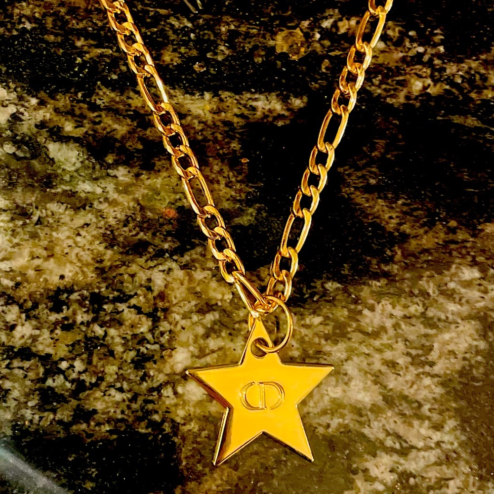 Gorgeous Authentic Iconic Dior CD Star with Figaro chain - Picture 1 of 7